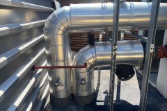Izolowane rury instalacji glikolowej przy chillerze, w których krąży płyn o dobranym stężeniu glikolu