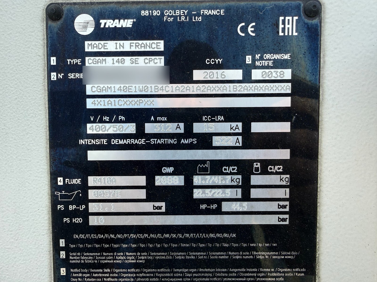 Tabliczka znamionowa chillera z czynnikiem R410A, GWP 2088 i napełnieniem 41,7 kg na obieg