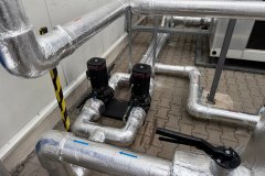 Pompy obiegowe i izolowane rury instalacji, która zasila wymiennik płytowy