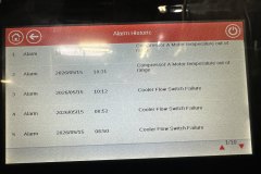 Historia alarmów chillera CIAT na panelu HMI: brak przepływu przez parownik
