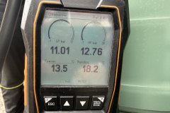 Manometr cyfrowy Testo z odczytem ciśnień LP i HP podczas diagnostyki chillera w Lubinie