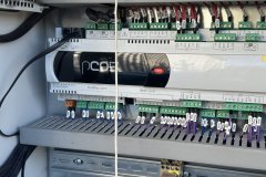 Sterownik CAREL pCO z gniazdem karty BMS w szafie chillera