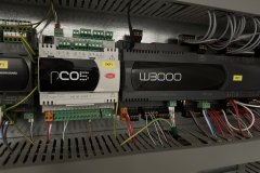 Sterowniki CAREL pCO i W3000 w szafie elektrycznej chillera w Szczecinie