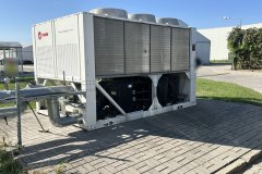 Chiller Trane na placu przy hali w Ożarowie Mazowieckim, urządzenie serwisowane przez SKiC