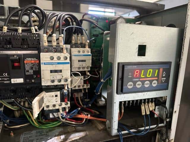 Sterownik chłodziarki oleju Kanto Seiki OIL MATIC V1500 z wyświetlonym kodem alarmu