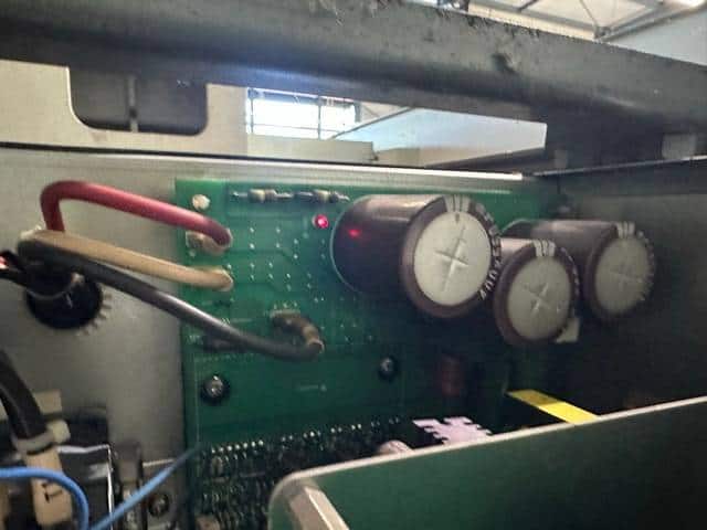 Płyta zasilania falownika chłodziarki oleju OIL MATIC V1500 podczas pomiarów elektroniki