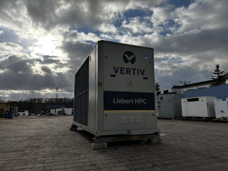 Jednostka Vertiv Liebert na placu serwisowym SKiC