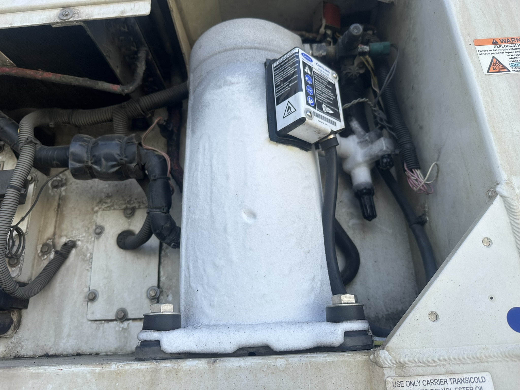 Tabliczka znamionowa sprężarki Copeland Digital Scroll YMD26KVE-TFD-9E4 zamontowanej jako retrofit w kontenerowym agregacie chłodniczym Carrier Transicold 69NT40 — olej POE, modulacja wydajności 10–100 procent, audyt zerowy SKiC