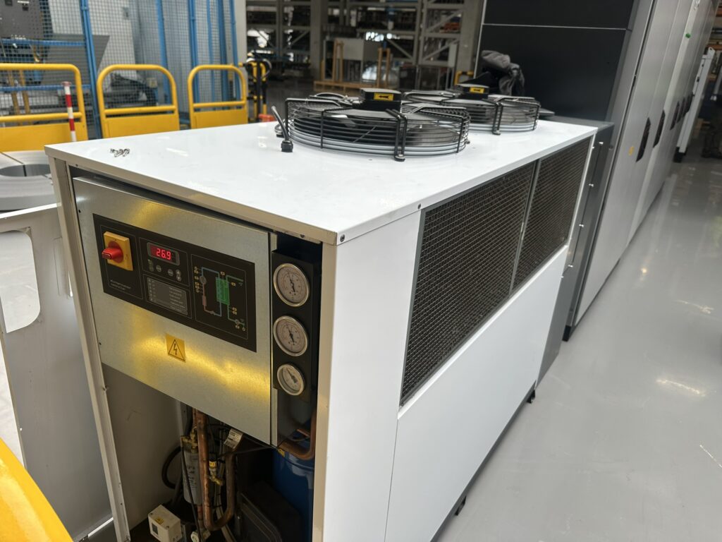Chłodziarka oleju Parker do obrabiarki CNC z częściowo zdjętą obudową, widoczny panel sterowniczy, manometry i skraplacz