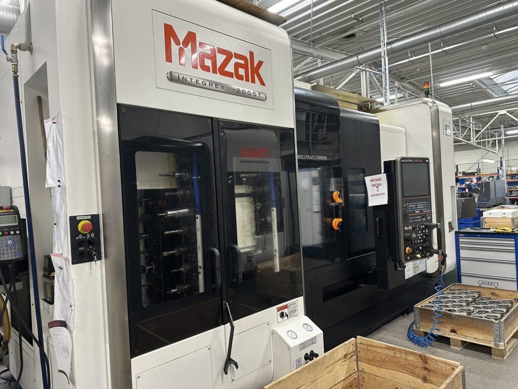 Obrabiarka CNC Mazak Integrex i-200ST w hali produkcyjnej, maszyna objęta naprawą układu chłodzenia oleju