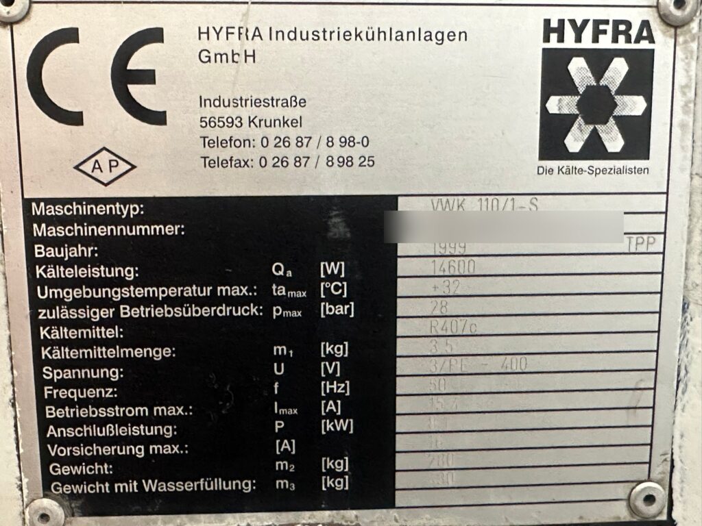 Tabliczka znamionowa chillera HYFRA VWK 110/1-S z 1999 roku z danymi o czynniku R407C i wydajności chłodniczej