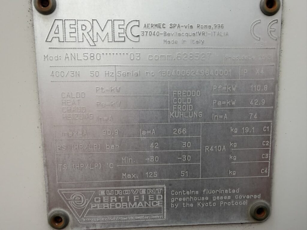 Tabliczka znamionowa agregatu wody lodowej o mocy 110,8 kW z czynnikiem R410A