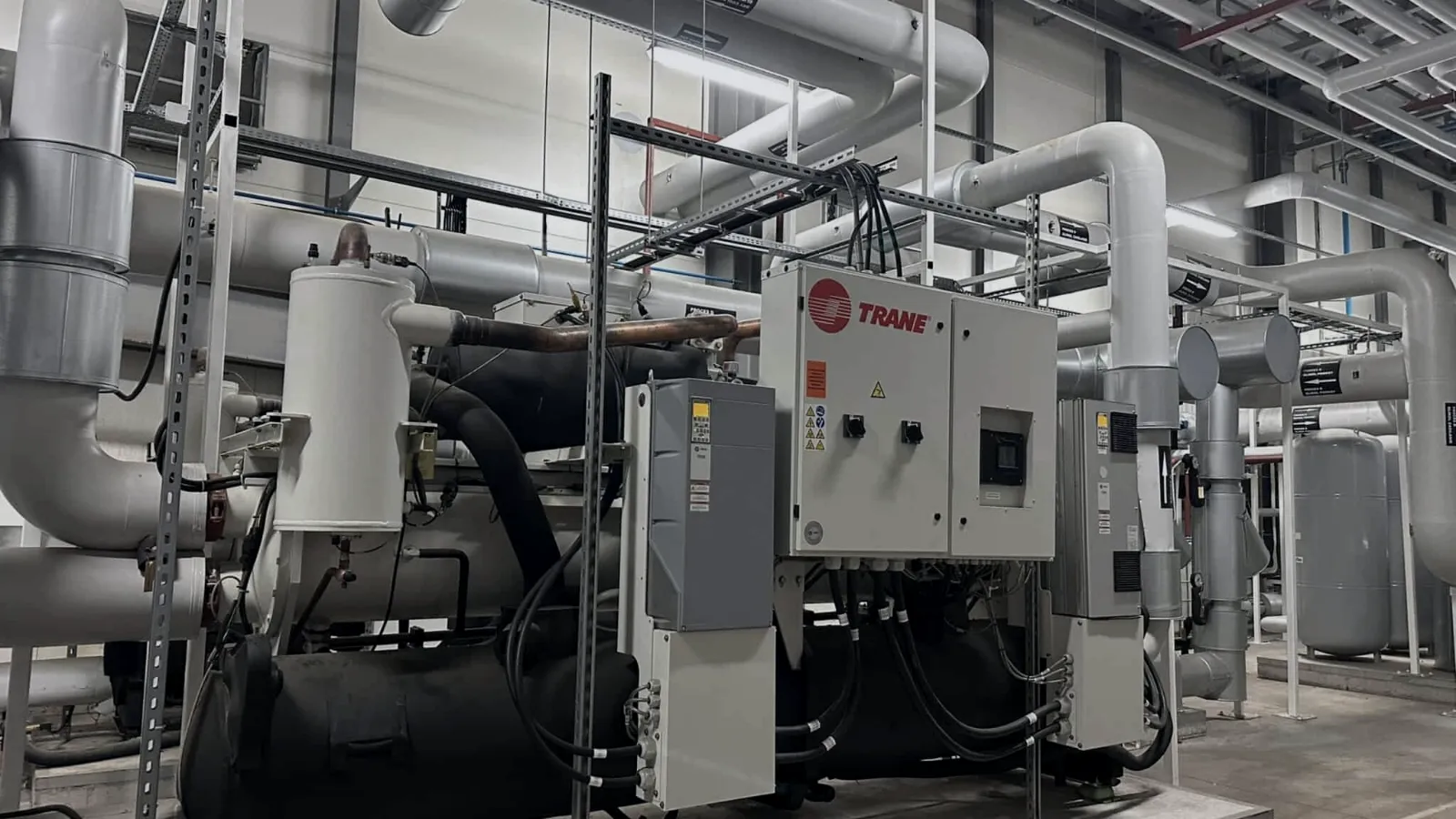 Chiller Trane w maszynowni, instalacja wody lodowej