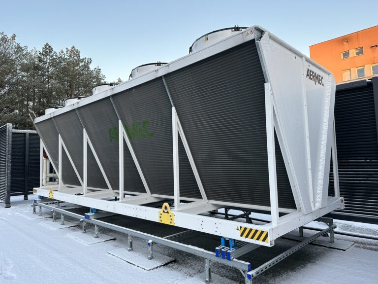 Dry cooler z wentylatorami w układzie chłodzenia swobodnego na zewnątrz budynku