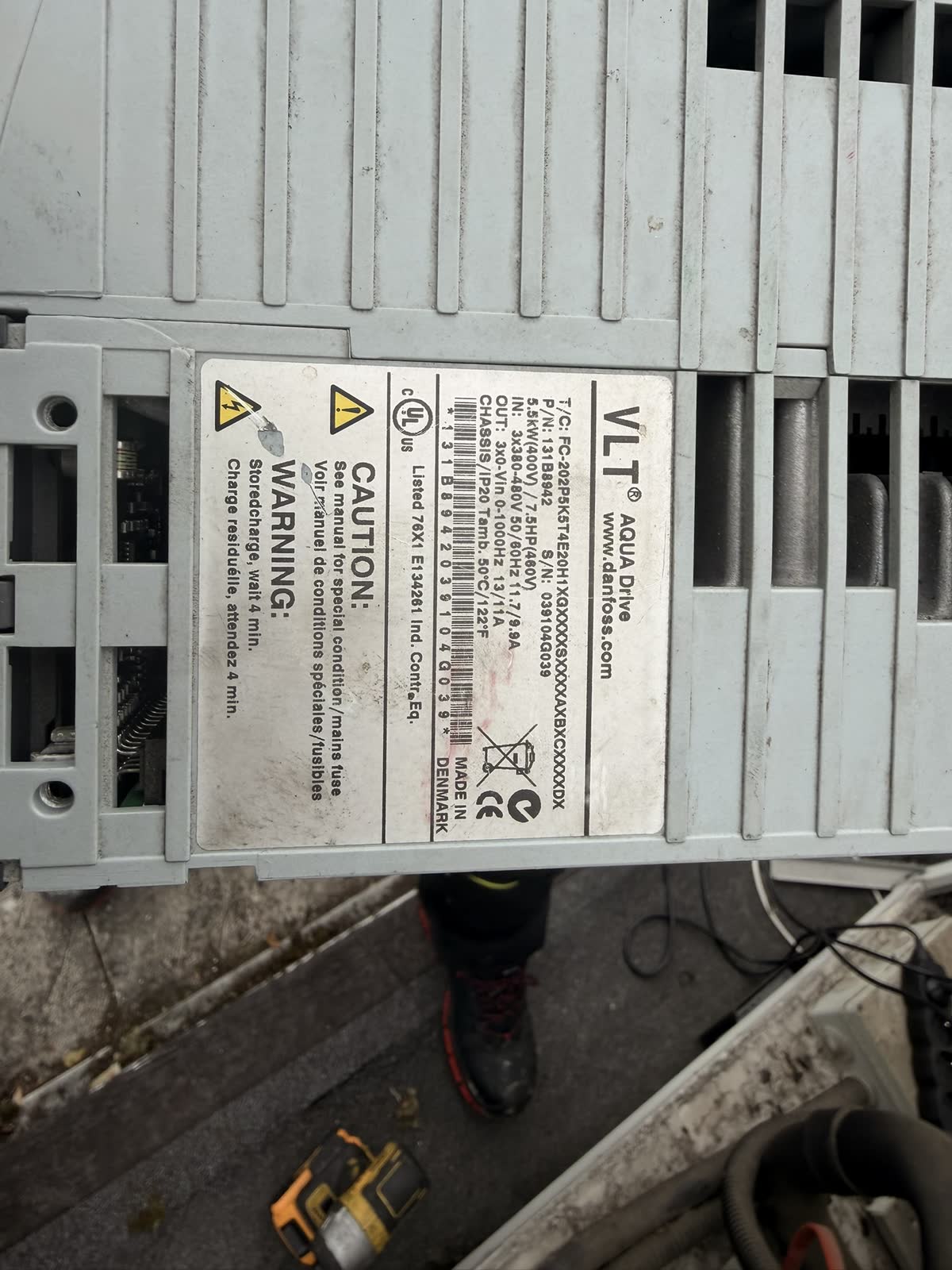Tabliczka falownika zastępczego 5,5 kW zamontowanego w miejsce uszkodzonego regulatora