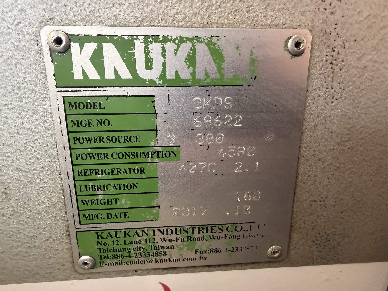 Tabliczka znamionowa chłodziarki oleju KAUKAN 3KPS, numer fabryczny 68622, czynnik R407C w ilości 2,1 kg