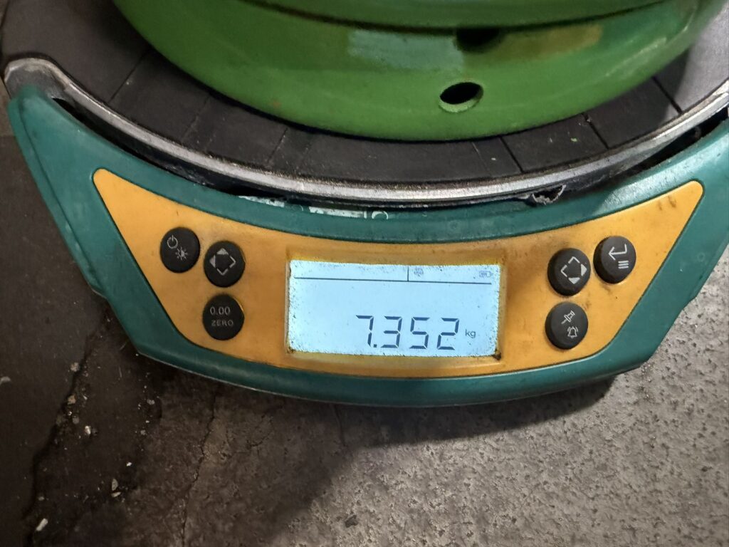 Waga chłodnicza z butlą odzyskową wskazująca tarę 7,352 kg przed odzyskiem czynnika R407C