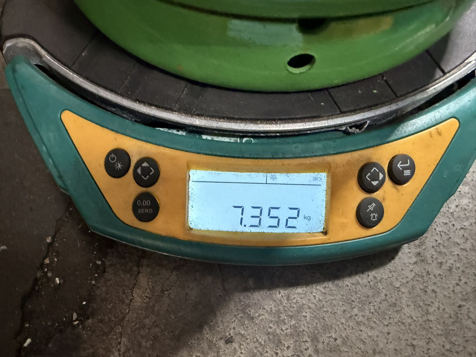 Waga chłodnicza z butlą odzyskową wskazująca tarę 7,352 kg przed odzyskiem czynnika R407C