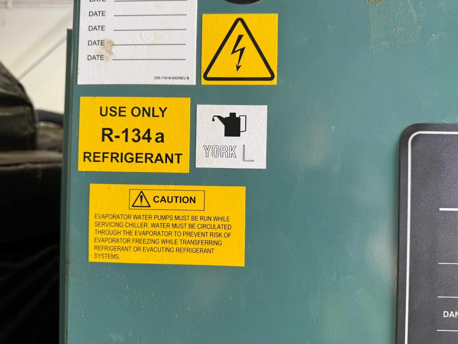 Naklejka USE ONLY R-134a REFRIGERANT na obudowie agregatu wody lodowej