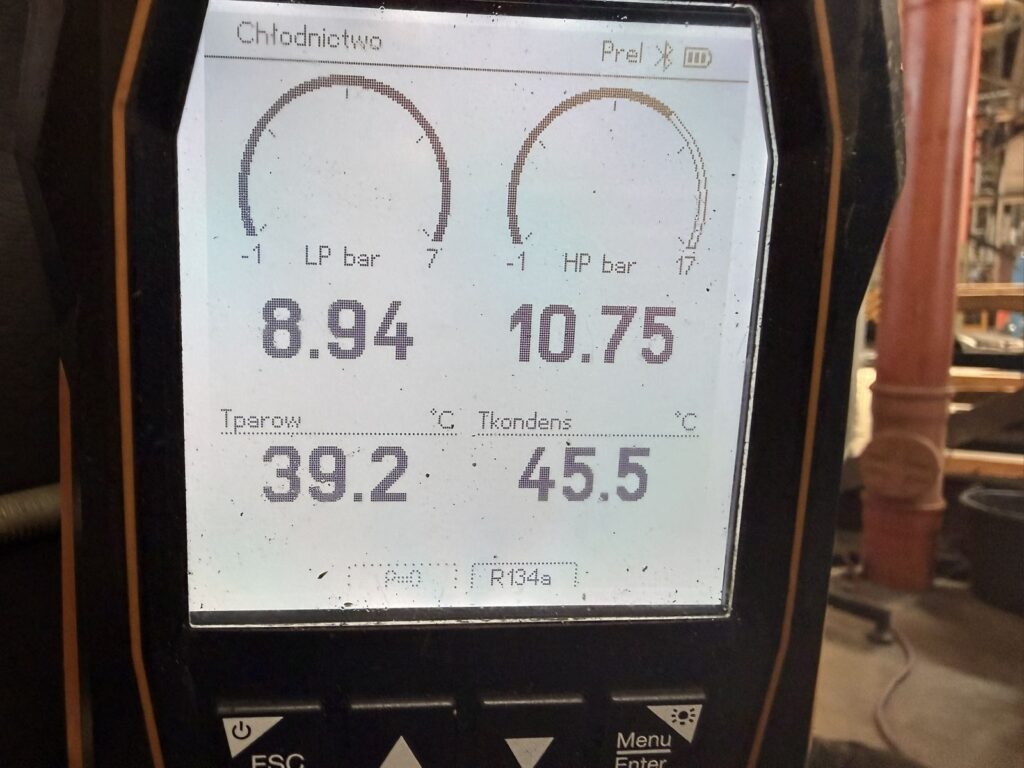 Analizator chłodniczy pokazujący ciśnienia statyczne układu chłodziarki oleju, 8,94 bar LP i 10,75 bar HP