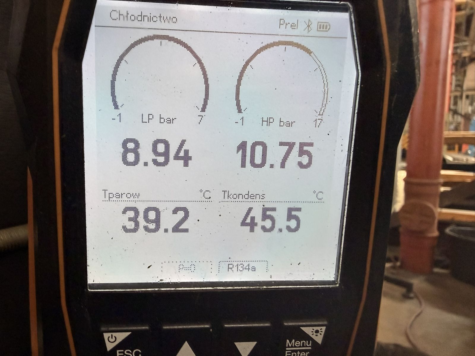 Analizator chłodniczy pokazujący ciśnienia statyczne układu chłodziarki oleju, 8,94 bar LP i 10,75 bar HP