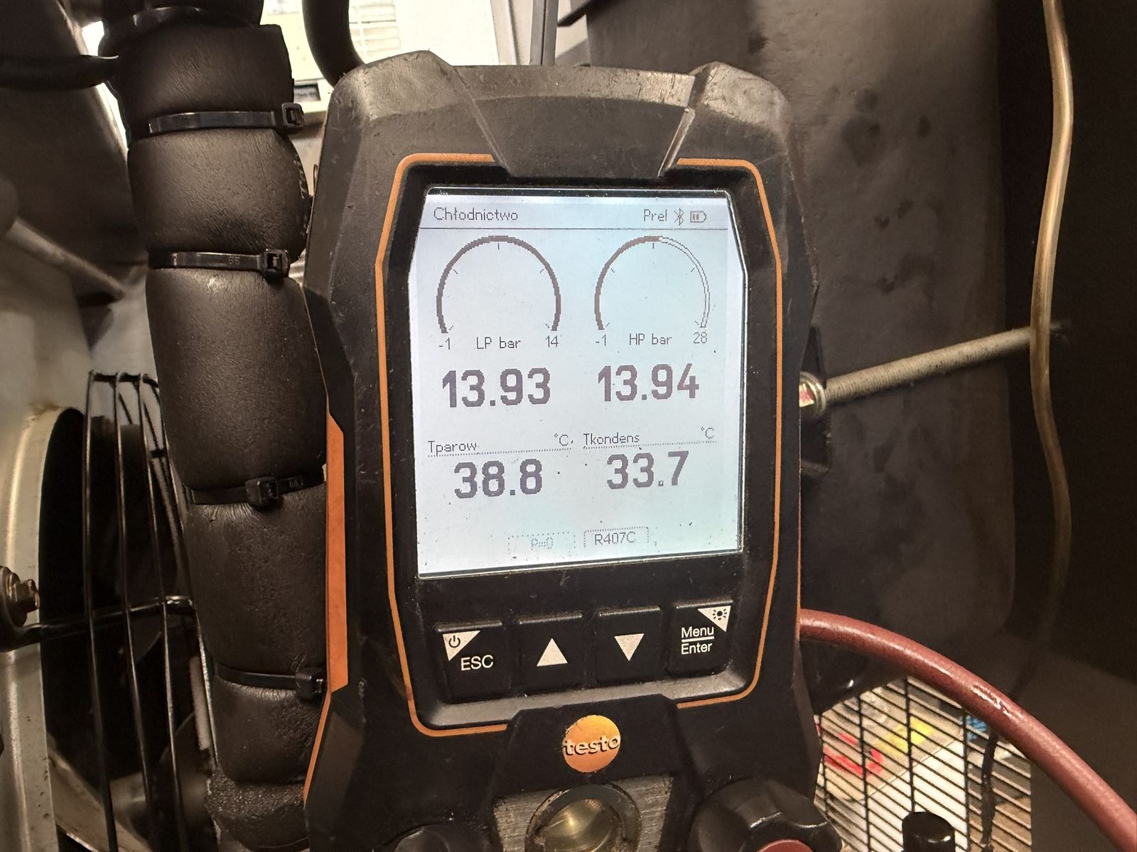 Analizator chłodniczy podczas próby szczelności układu, ciśnienie kontrolne 13,93 bar i 13,94 bar