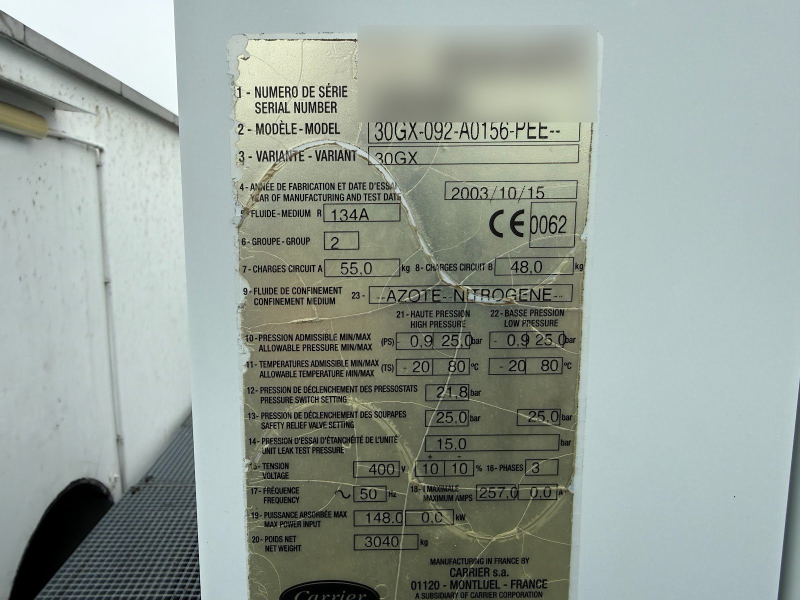 Tabliczka znamionowa chillera Carrier 30GX z czynnikiem R134a i napełnieniem obiegów A i B
