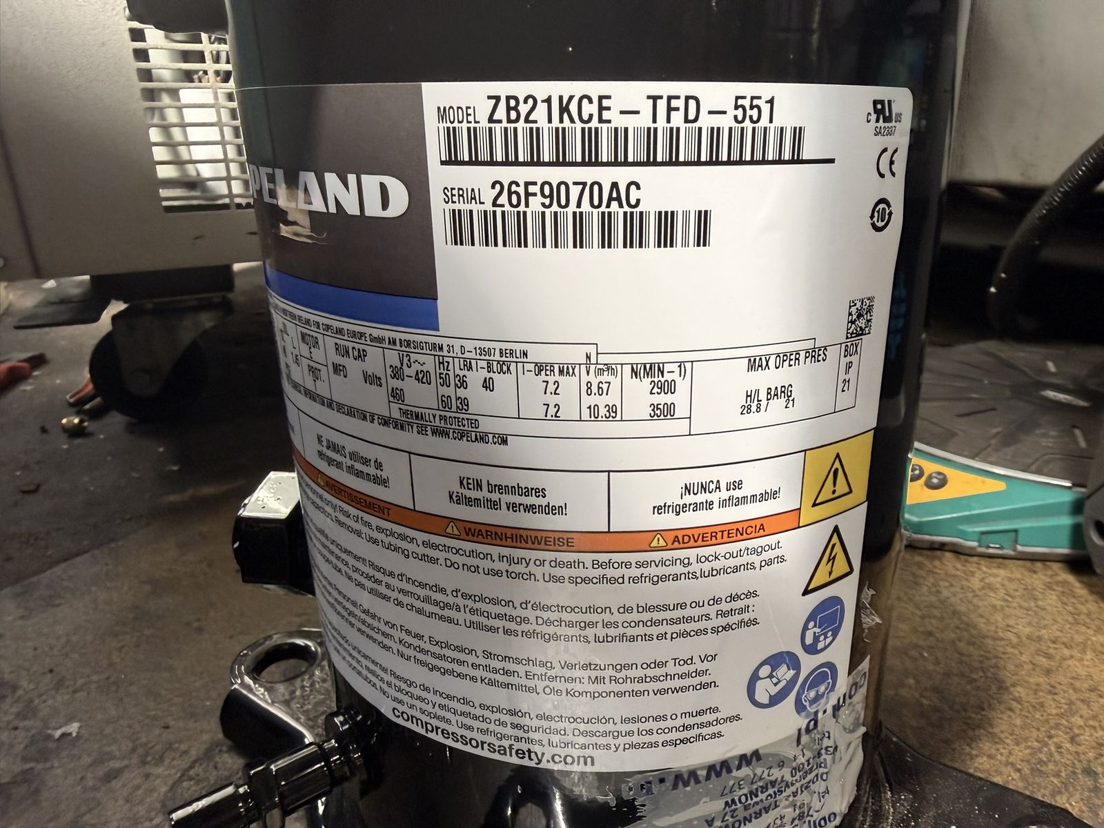 Tabliczka sprężarki Copeland Scroll ZB21KCE-TFD-551 z danymi 380-420 V, prąd roboczy 7,2 A, LRA 36 A