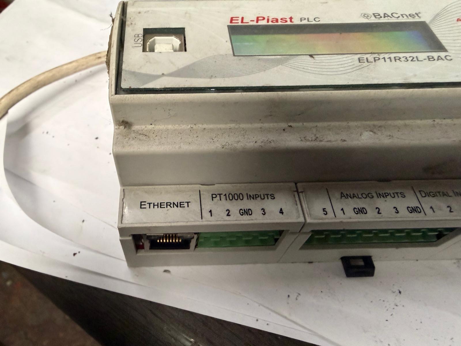 Gniazdo USB i port Ethernet sterownika El-Piast ELP11R32L-BAC do odczytu nastaw