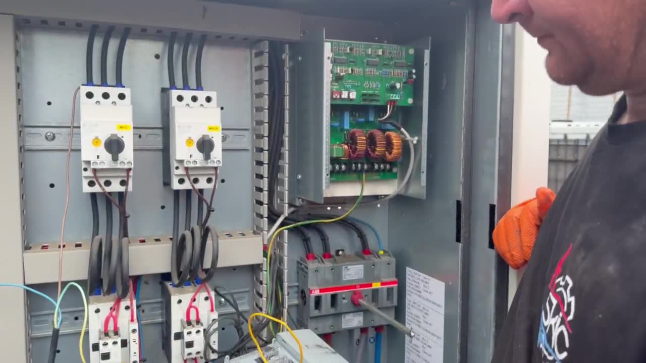 Szafa sterownicza z elementami elektrycznymi i sterującymi w serwisie SKiC.