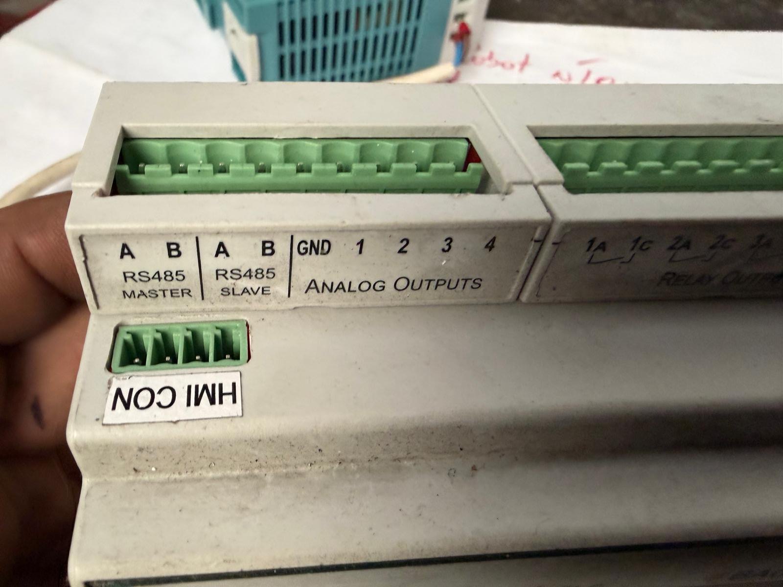 Zaciski HMI CON, RS485 i wyjść analogowych używane przy teście podzespołów centrali