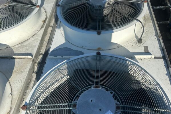 Chiller wyłącza się na presostacie HP. Diagnostyka chillera Trane w przetwórstwie tworzyw