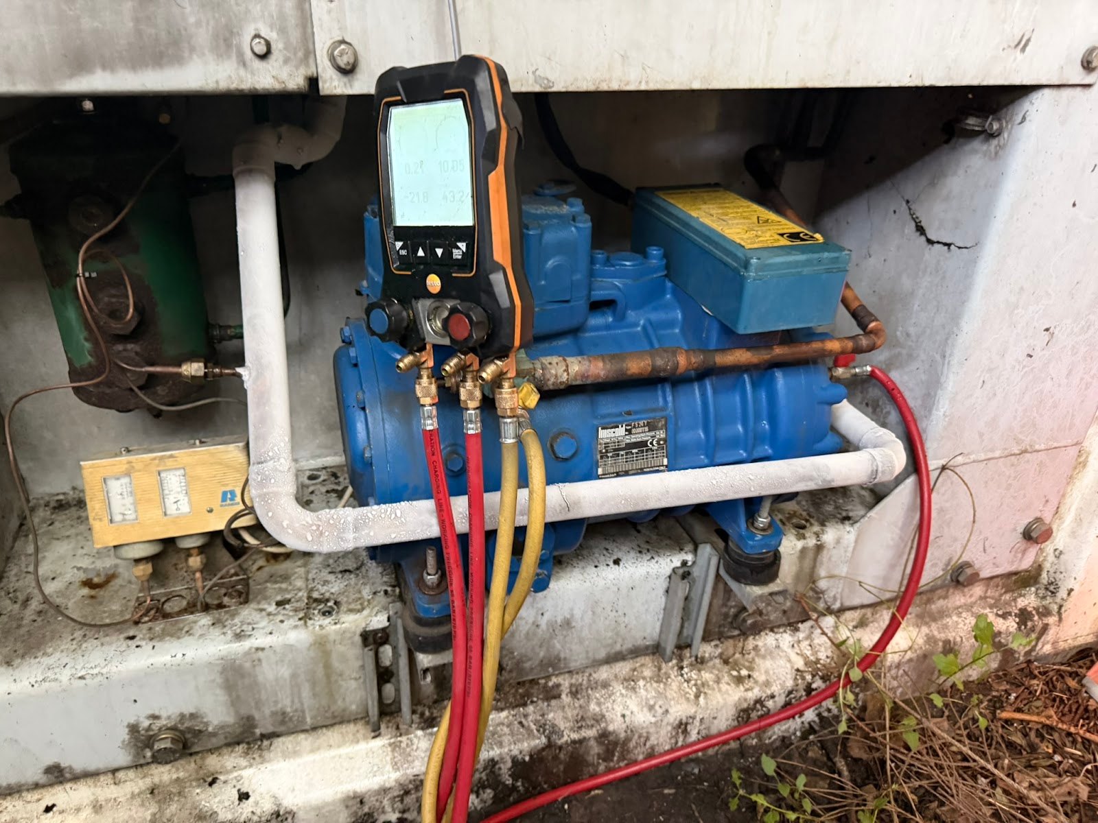 Retrofit agregatu Klinge TNE 556 z R-12 na R-134a: manometr cyfrowy podłączony do sprężarki