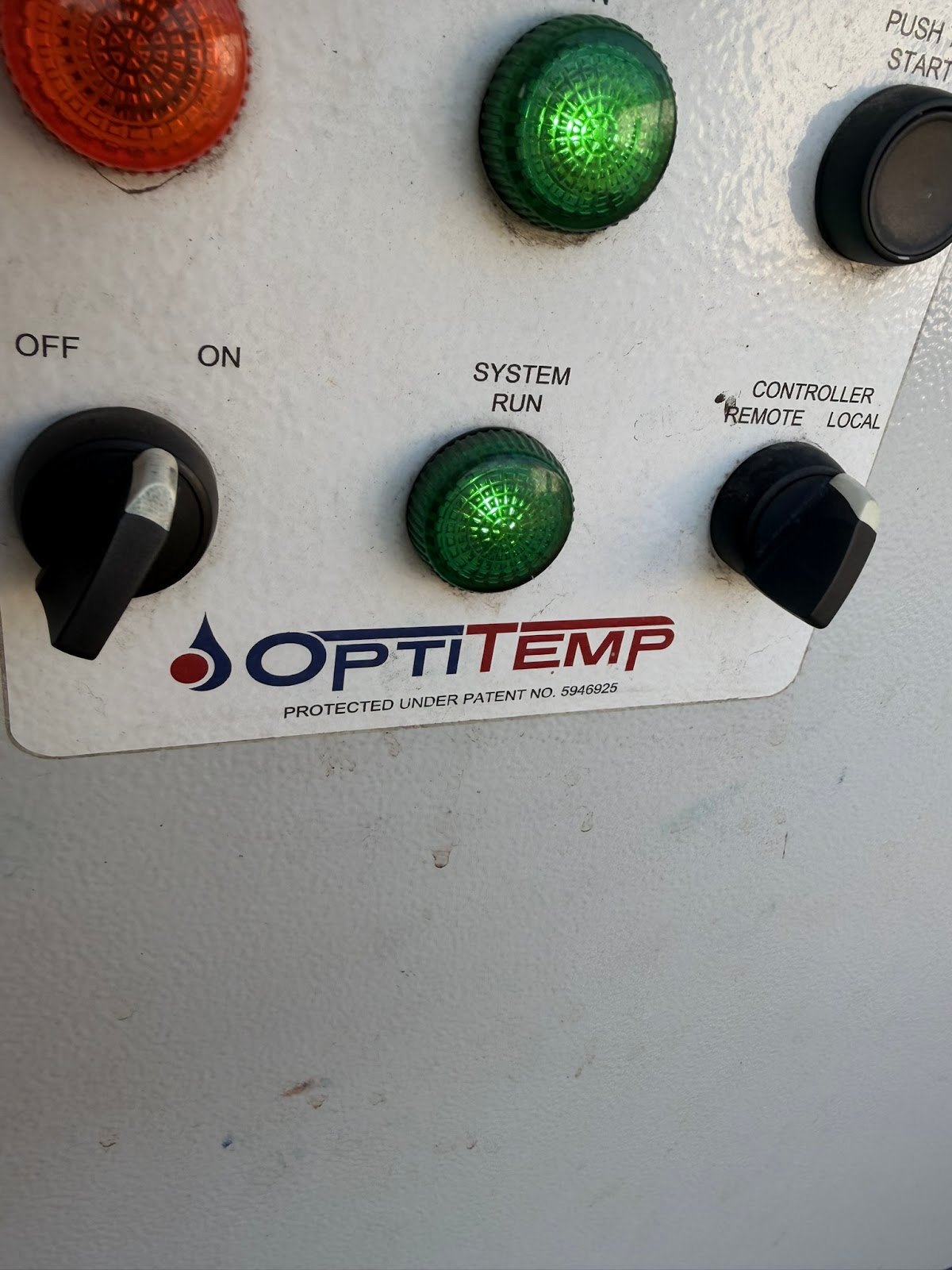 Panel sterowania chillera procesowego OptiTemp z wyłącznikiem i lampkami pracy