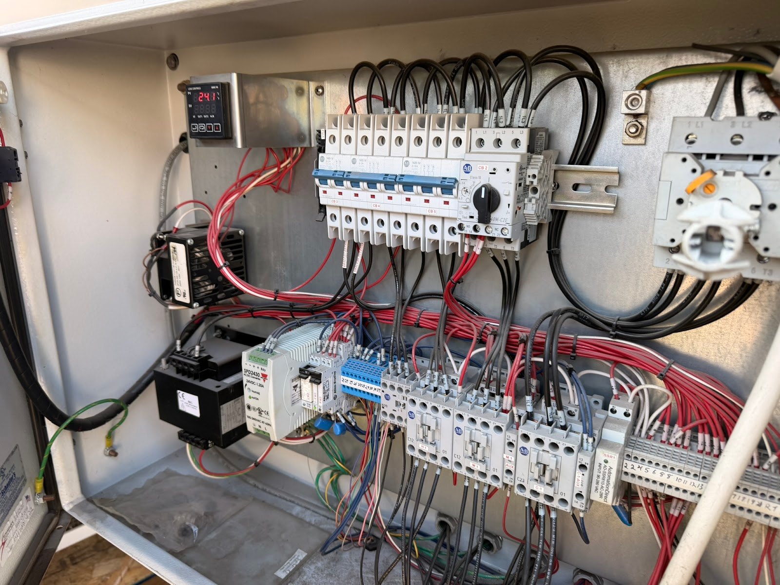 Szafa elektryczna chillera procesowego OptiTemp podczas naprawy