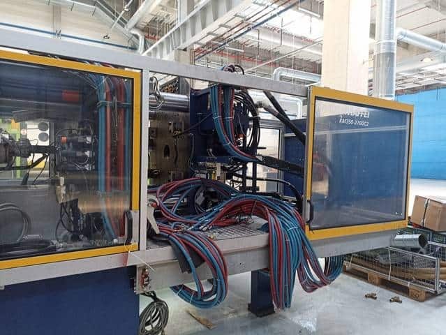 Przyłącza wody chłodzącej wtryskarki KraussMaffei KM350 z przewodami do form