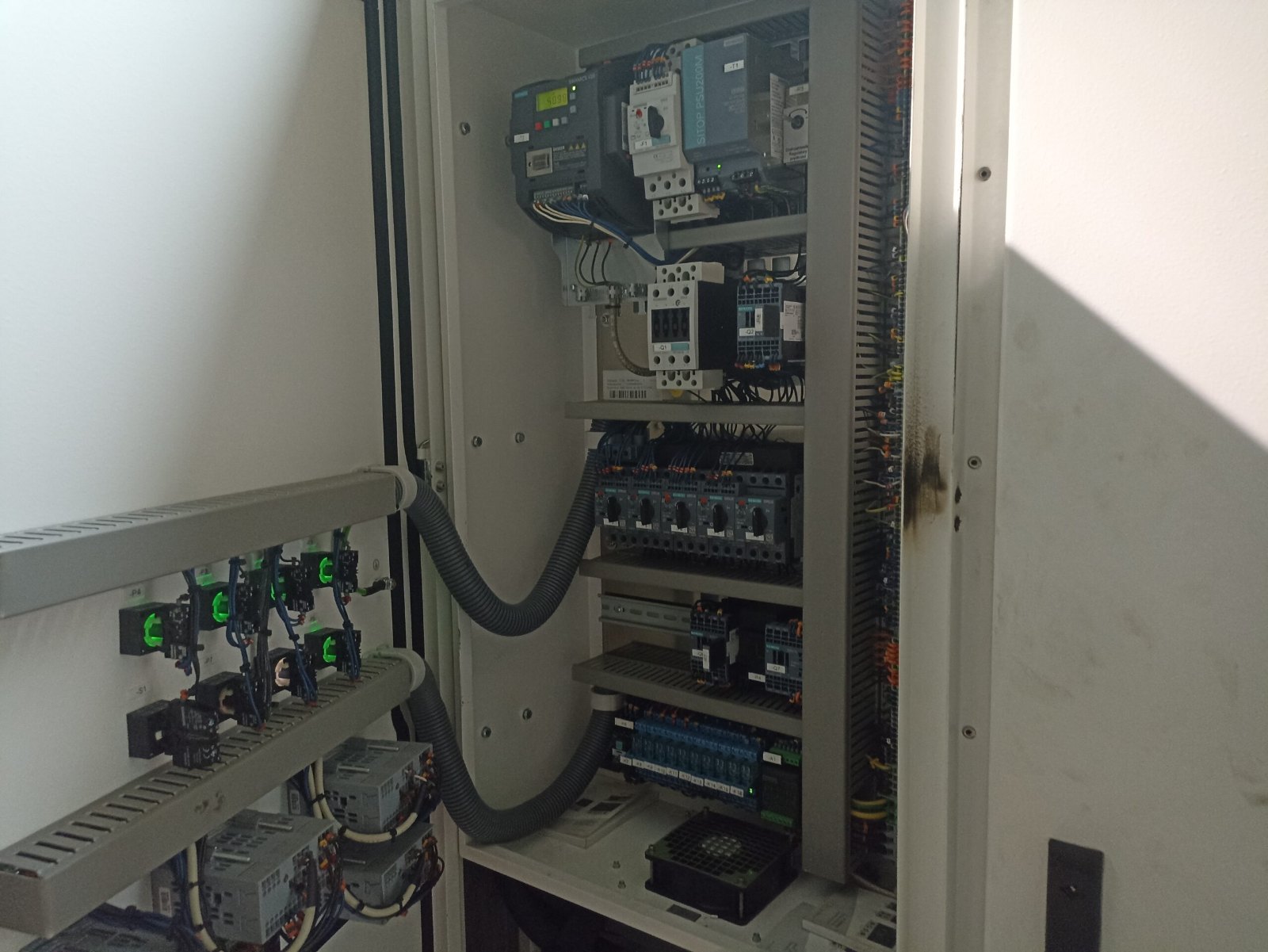 Falownik Siemens Sinamics V20 ze śladami przegrzania w szafie elektrycznej bez chłodzenia