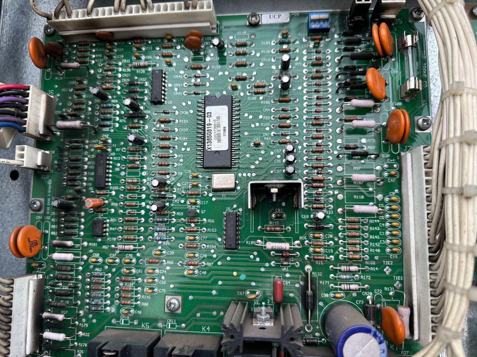 Zabrudzona płyta sterująca z elektroniką, przed myciem i zabezpieczeniem lakierem ochronnym