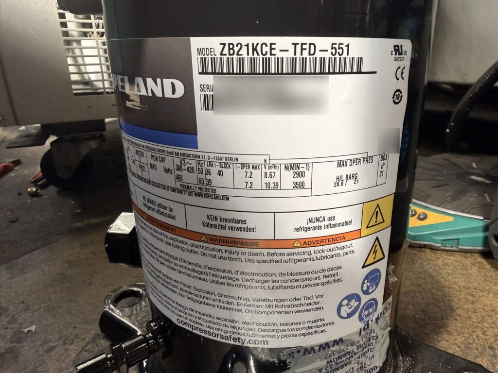 Tabliczka sprężarki Copeland Scroll ZB21KCE-TFD-551 z danymi 380-420 V, prąd roboczy 7,2 A, LRA 36 A