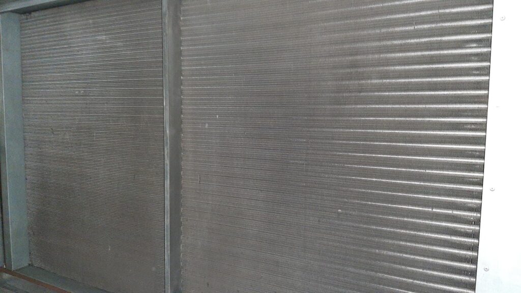 Nagrzewnica wodna w centrali VTS: lamele wężownicy podczas przeglądu okresowego