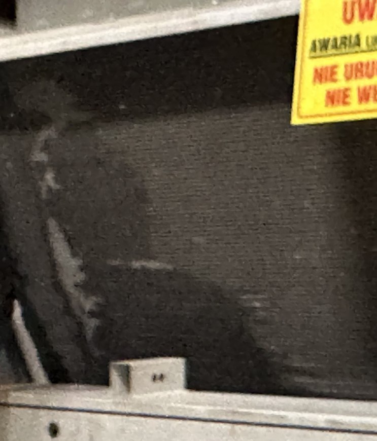 Mycie skraplacza chillera, zabrudzone lamele z bliska, Krasocin