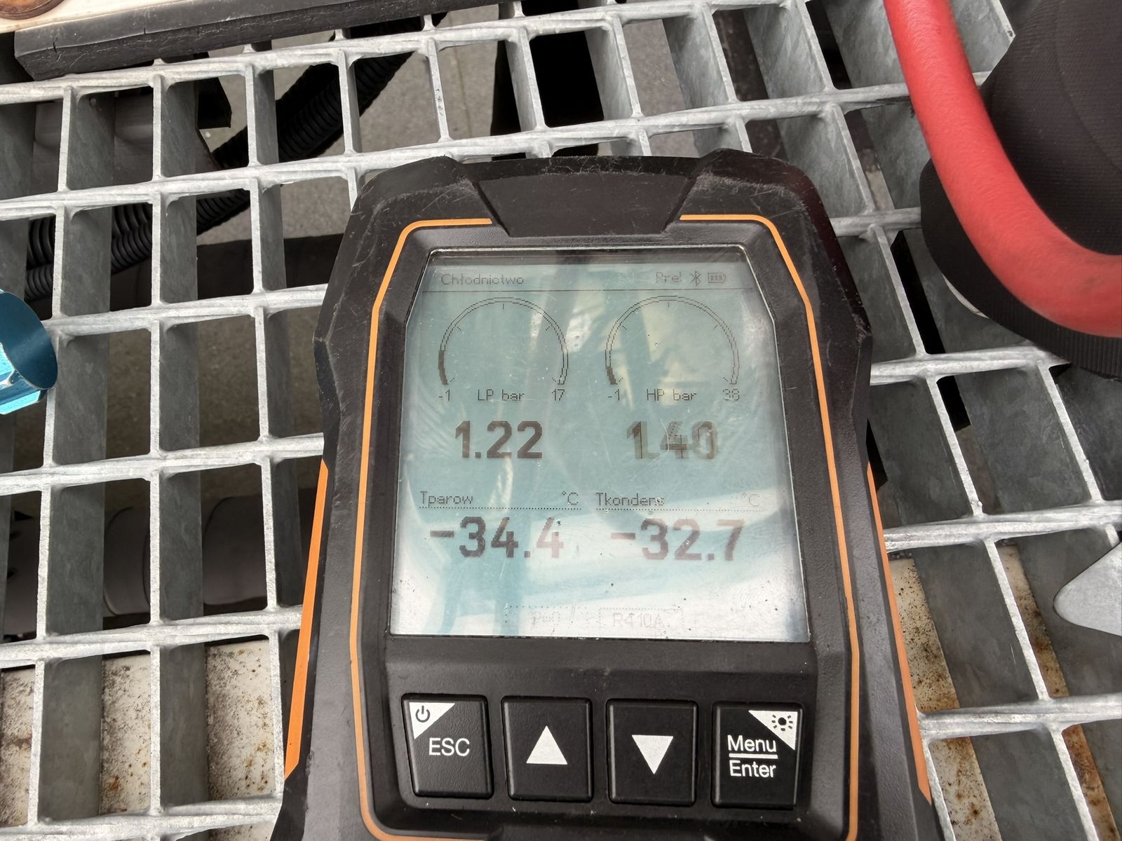 Wyświetlacz analizatora testo z odczytem LP 1,22 bar, HP 1,40 bar i temperaturami -34,4 oraz -32,7 °C dla R410A