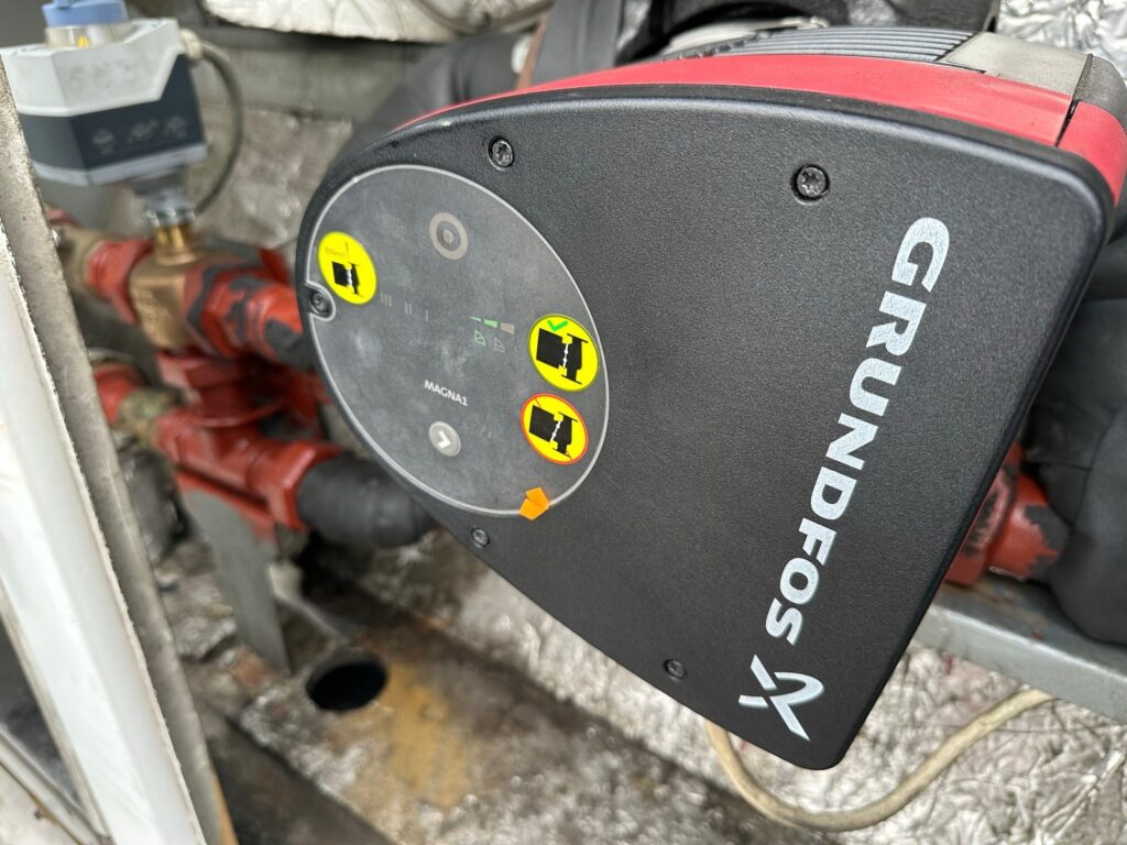 Pompa obiegowa Grundfos MAGNA1 w jednostce Trane ETKD500
