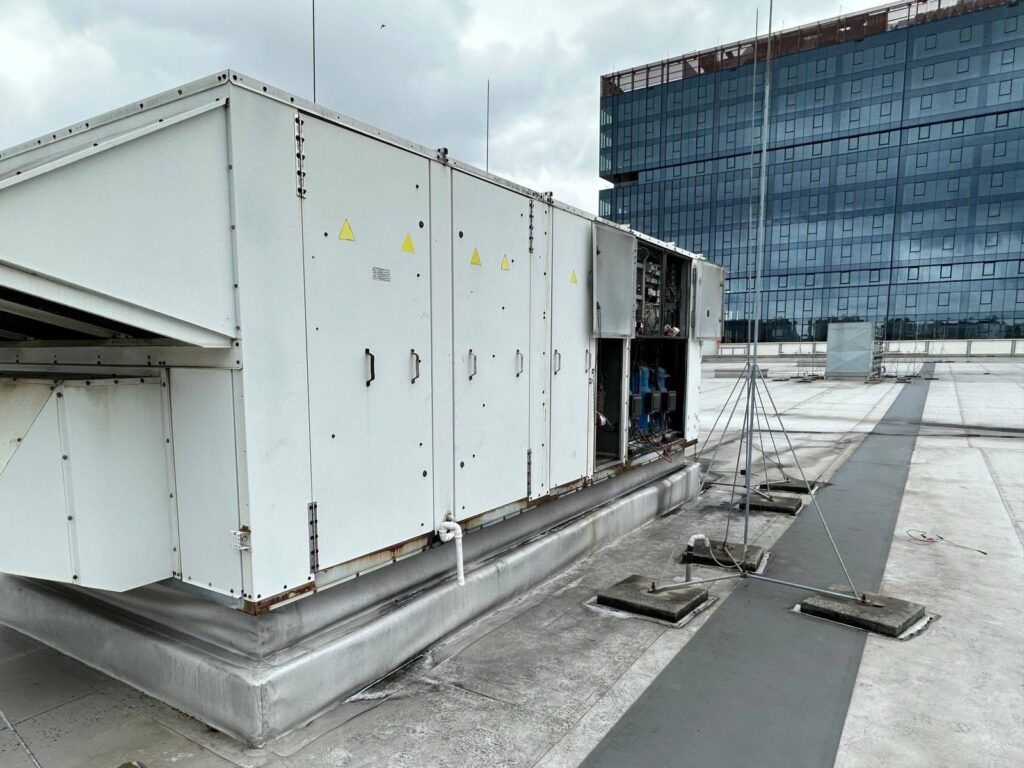 Rooftop na dachu centrum handlowego obsługiwany w ramach stałego serwisu