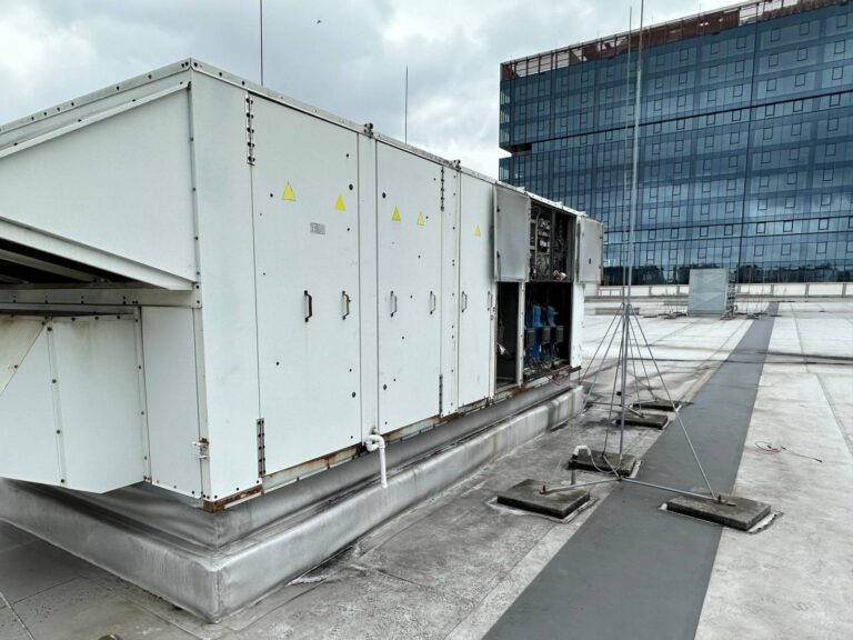 Rooftop Trane ETKD500 na dachu centrum handlowego