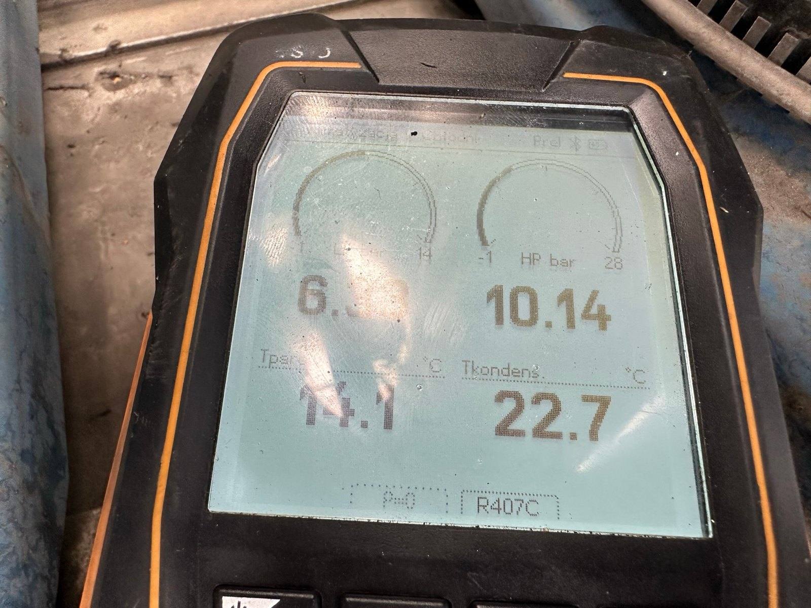 Pomiar ciśnień obiegu chłodniczego R407C w rooftopie Trane ETKD500