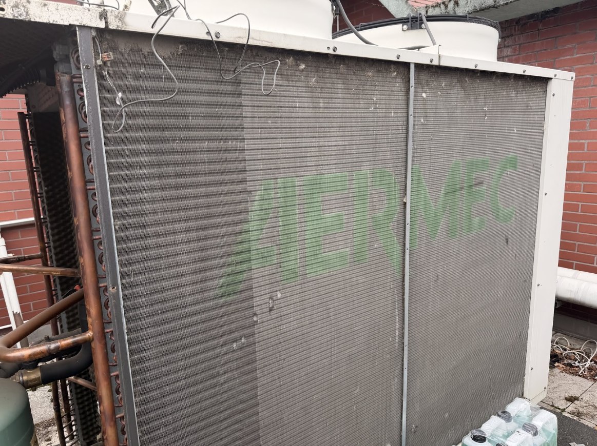 Skraplacz chillera Aermec z osadem na lamelach w Lubinie