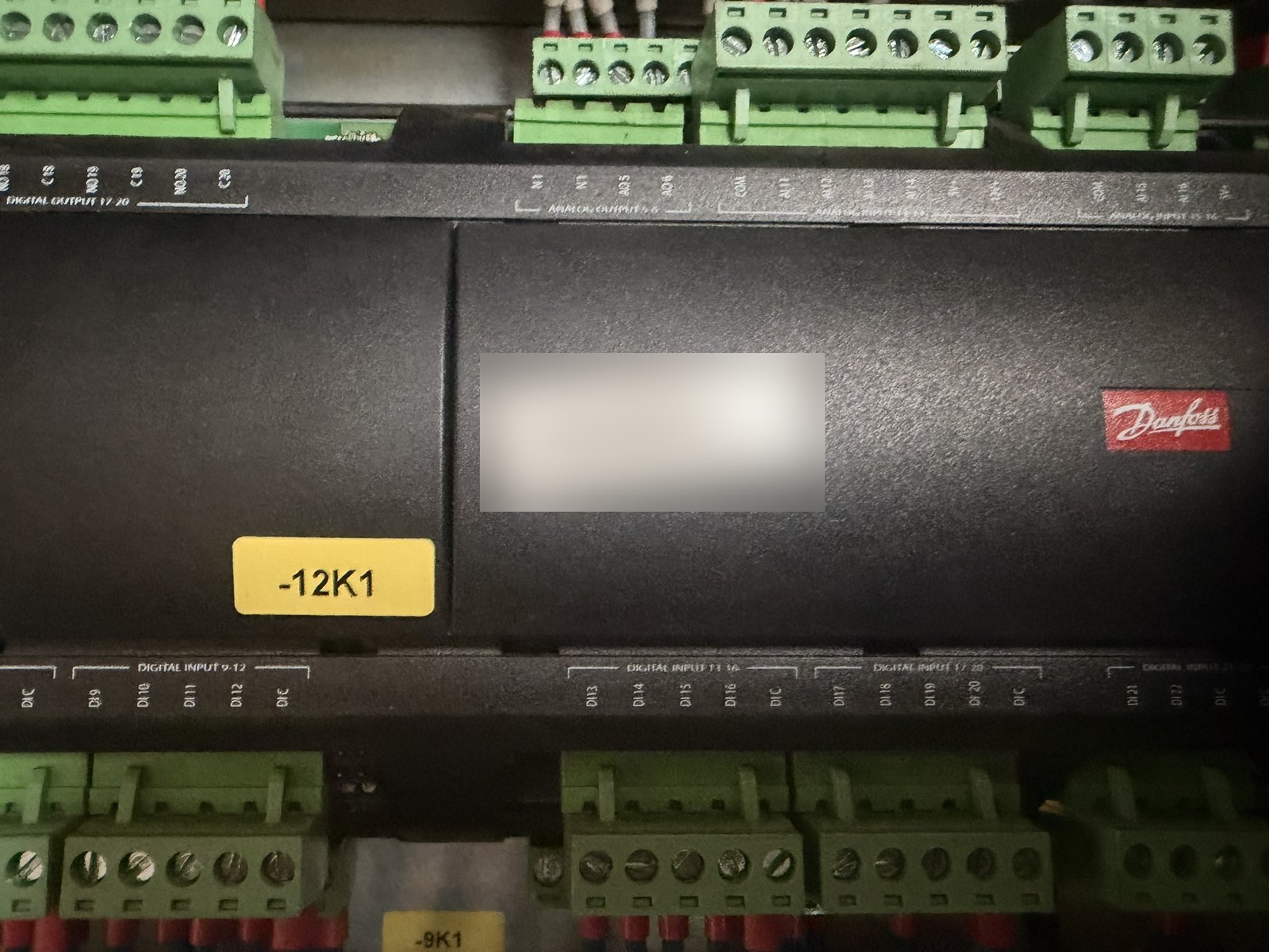 Sterownik Danfoss MCX w chillerze: diagnostyka wejść i wyjść sterowania sprężarek