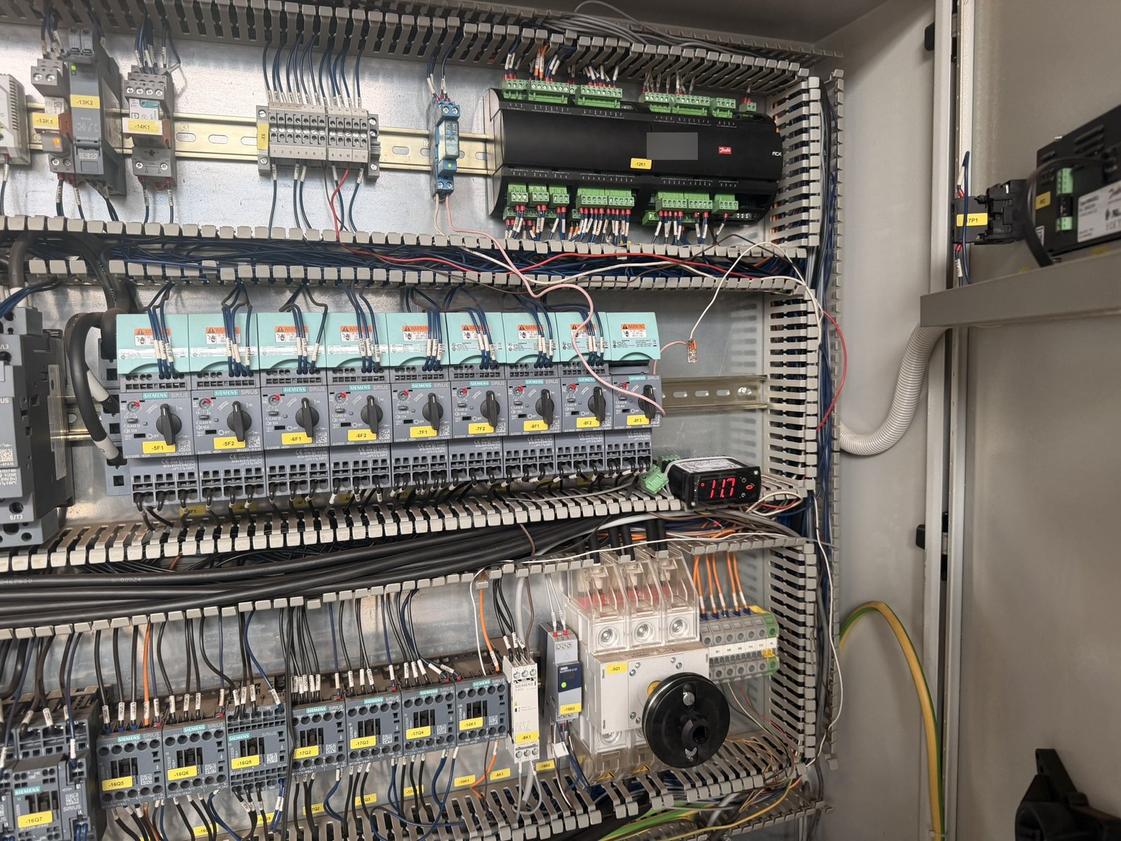 Szafa sterownicza agregatu wody lodowej do lasera: zabezpieczenia silnikowe, styczniki i sterownik