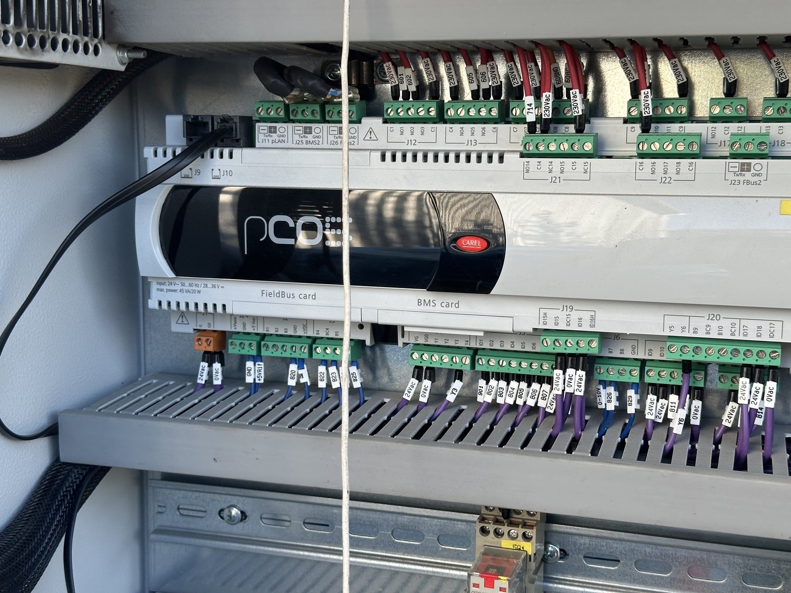 Integracja chillera z BMS: sterownik CAREL pCO z kartą BMS w szafie chillera